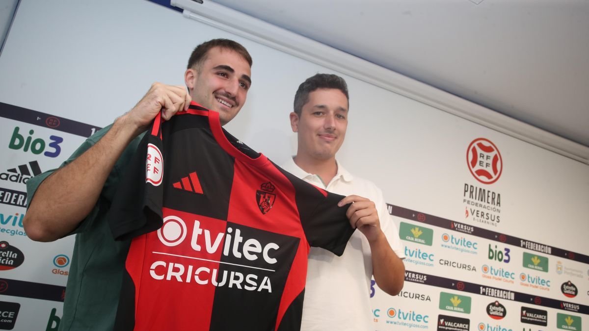 La SD Ponferradina presentó ayer a Eneko Aguilar, una de sus caras nuevas.