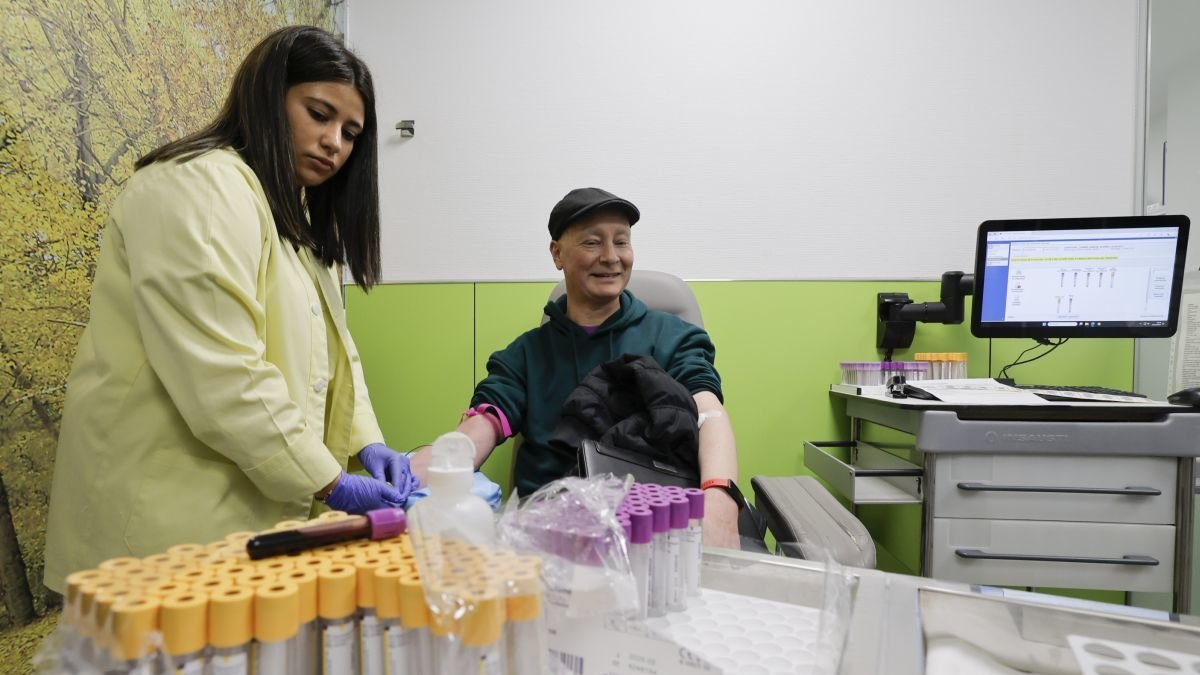 Un voluntario dona su muestra para el proyecto Genoma de Galicia.