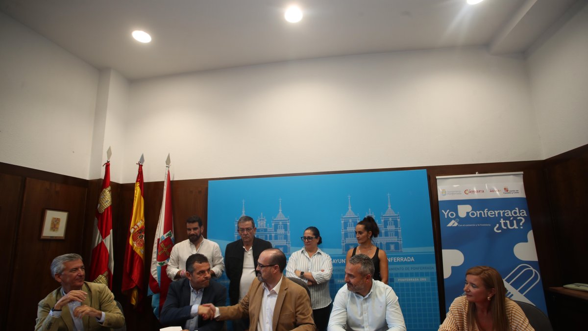 Equipo de gobierno y representantes de Cámara de Comercio y asociaciones en la presentación de la campaña de apoyo al comercio de Ponferrada.