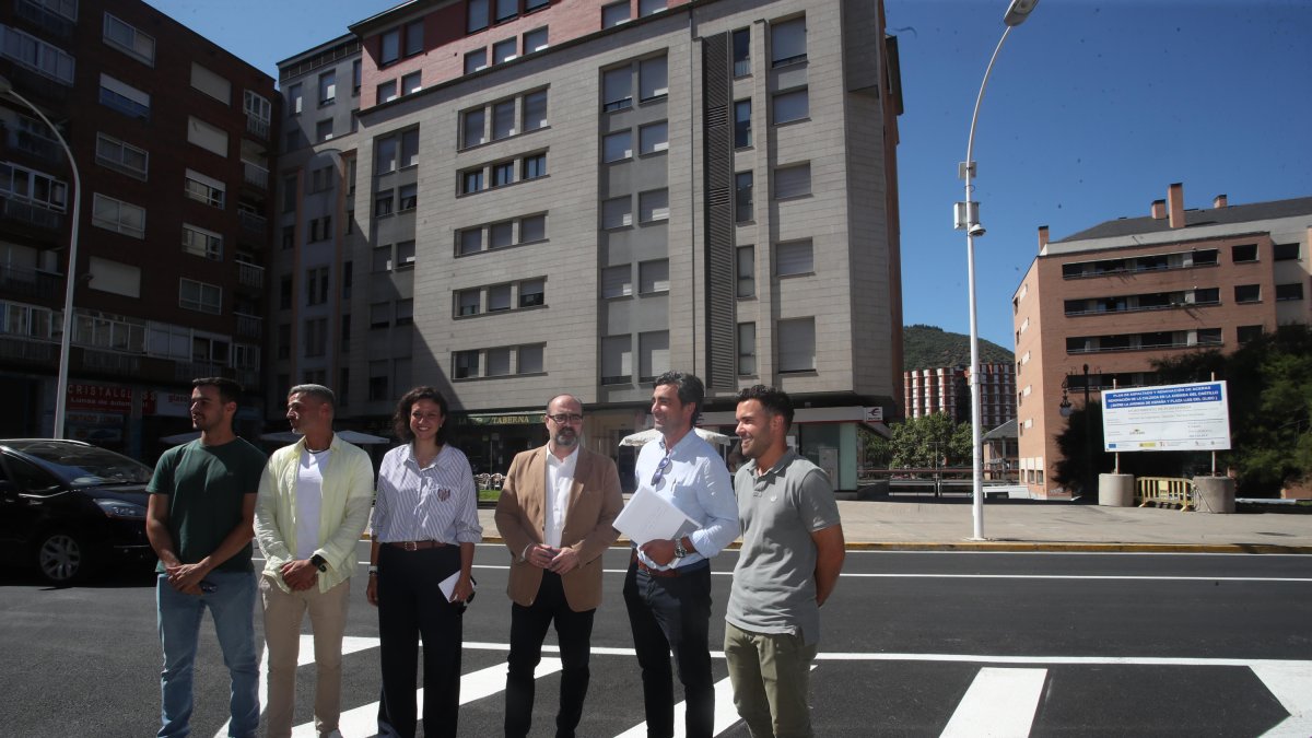 El alcalde de Ponferrada, Marco Morala, junto a la concejala de Fomento, Lidia Coca, técnicos municipales y representantes de la empresa, en las obras recién estrenadas de la avenida del Castillo.
