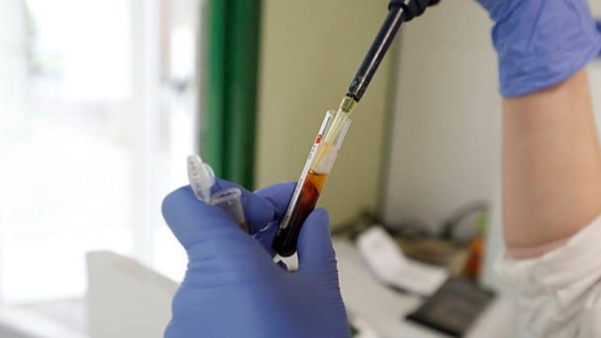 Imagen de archivo de un trabajador en un laboratorio.