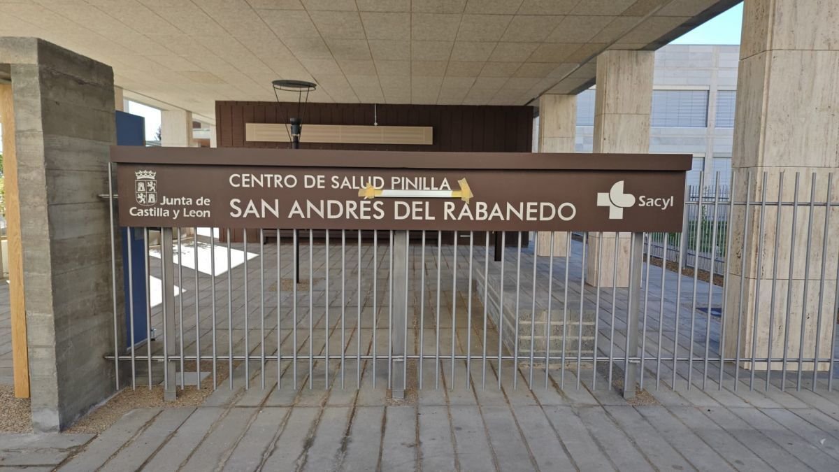 Las letras de Centro de Salud Pinilla se colocaron ayer.