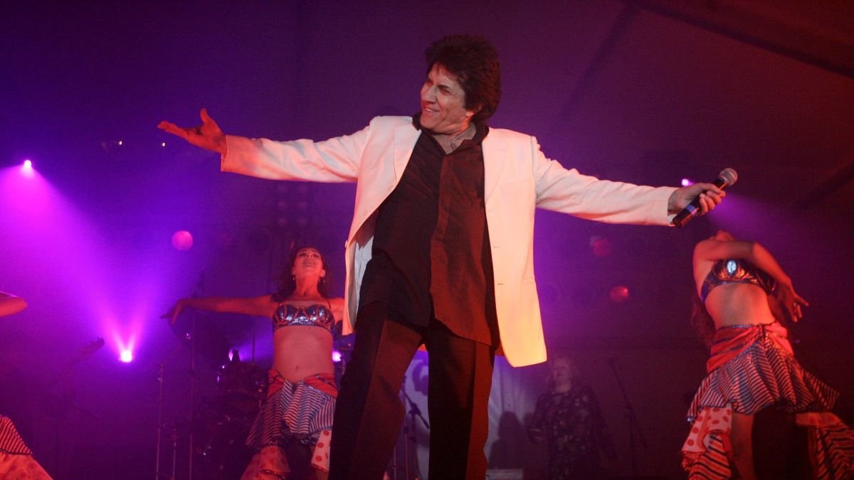 Georgie Dann en un concierto en León. El artista encabeza el ránking de la canción del verano.