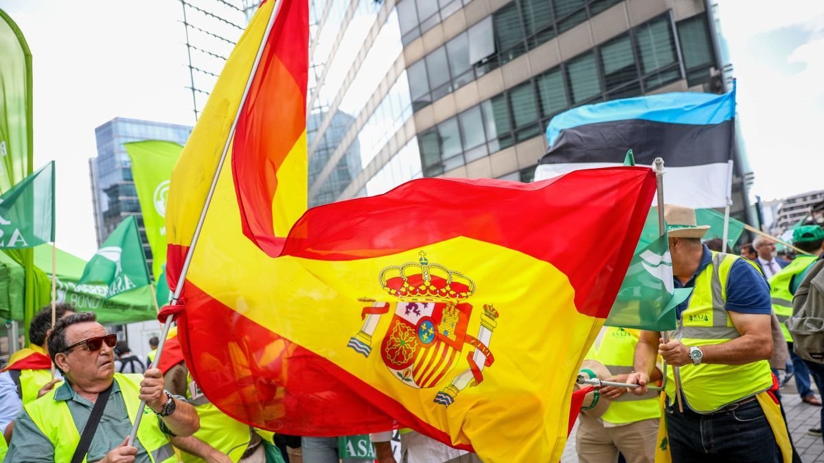 Marcha simbólica de agricultores europeos desde el Parlamento Europeo hasta la Comisión Europea.