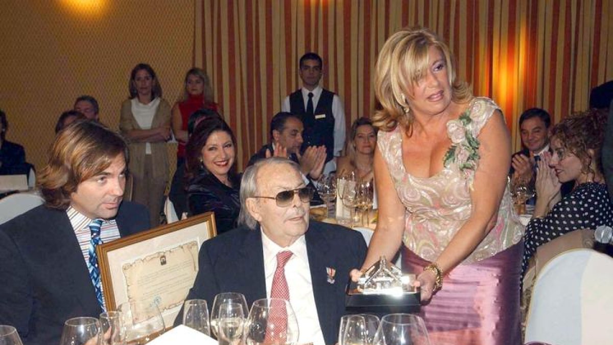 Fotografía de archivo tomada el 28 de Noviembre de 2003 del príncipe Alfonso de Hohenlohe-Langenburg (c), durante el acto en el que fue nombrado hijo adoptivo de la ciudad de Marbella