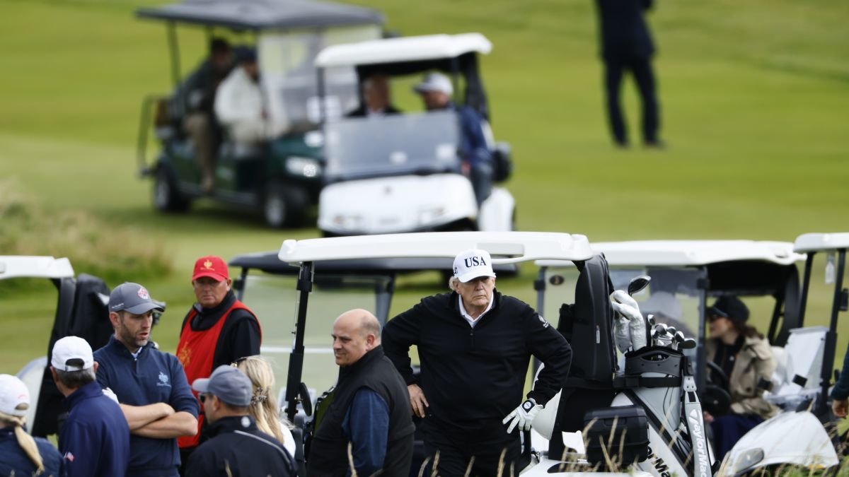 Trump observa el campo de golf Trump Turnberry durante su visita privada a Escocia.