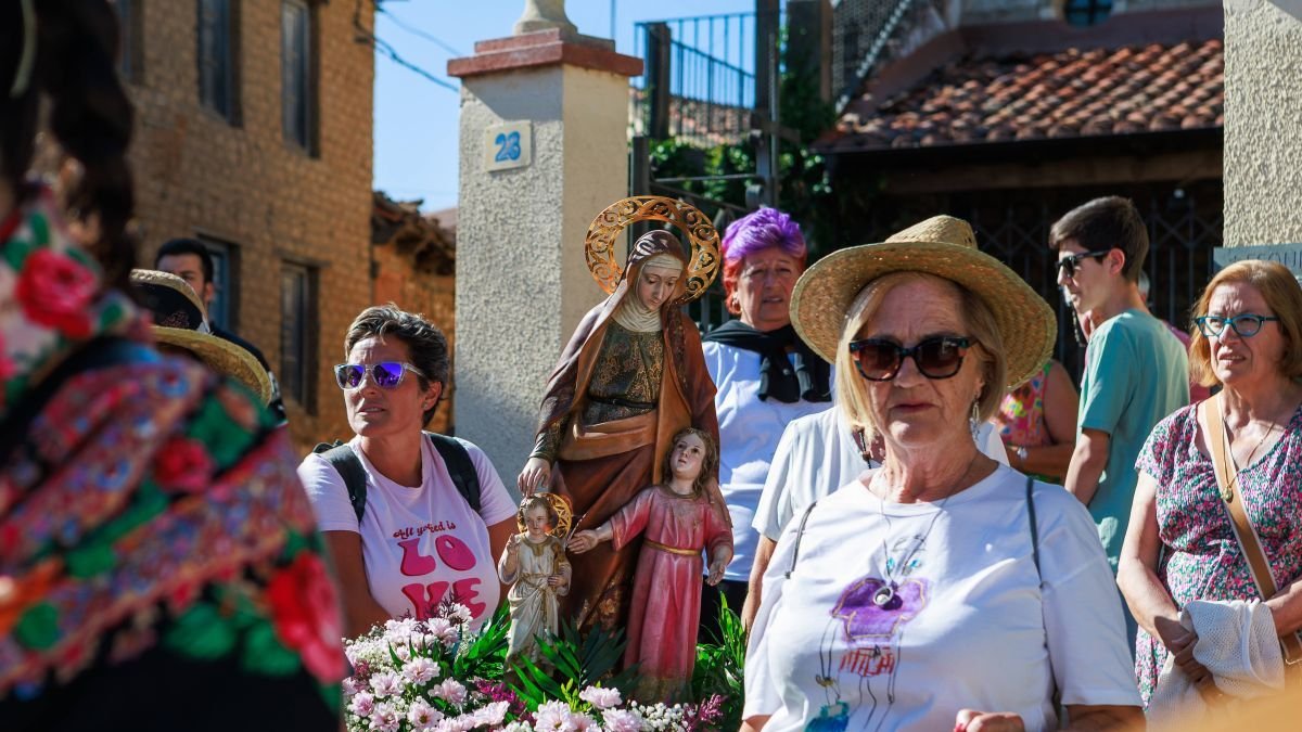 Los fieles portaron a la imagen de Santa Ana hasta su ermita.