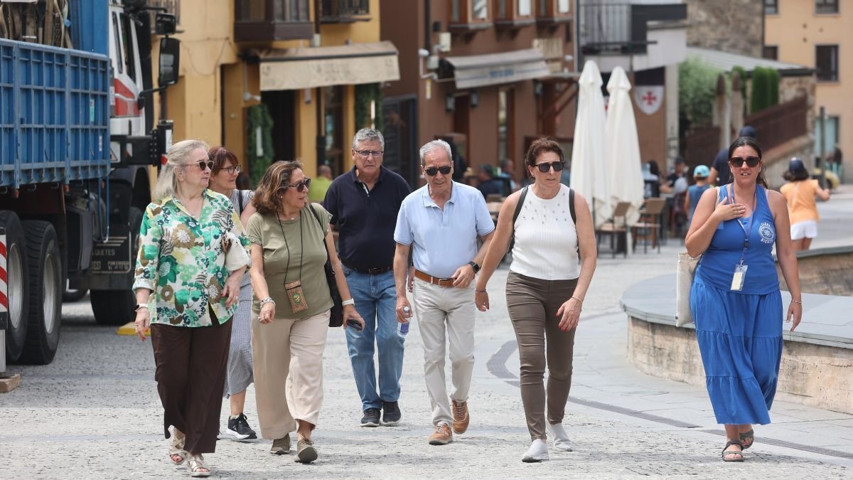 Un grupo de turistas guiados por una profesional por las calles del casco histórico.