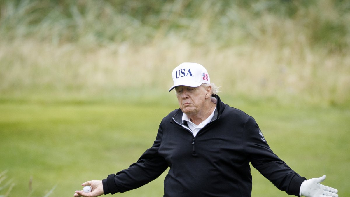 Trump ayer, jugando al golf en Escocia.