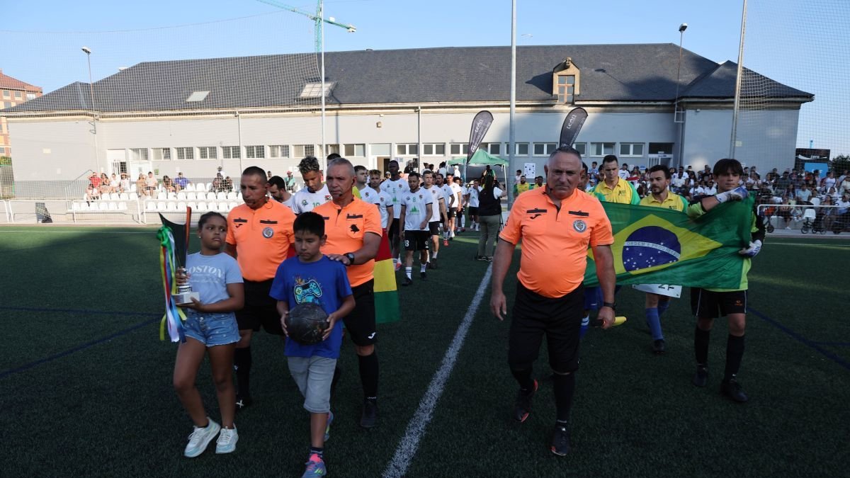 Bolivia y Brasil, en pleno partido de la final. La final del Mnndialito Leonés de la Integración tuvo como protagonistas a Bolivia y Brasil.