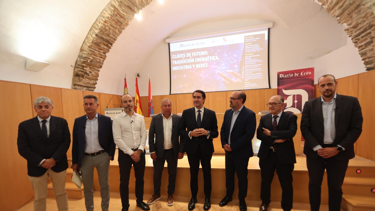 Autoridades e integrantes de la mesa de debate promovida pro Diario de León en Ponferrada, en el Museo de la radio, sobre las claves de futuro en materia de transición energética, industria y redes.