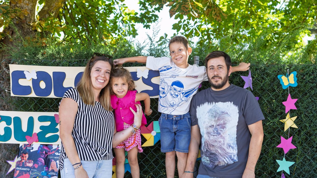 Guzmán con su hermana Valeria y su madre y su padre.