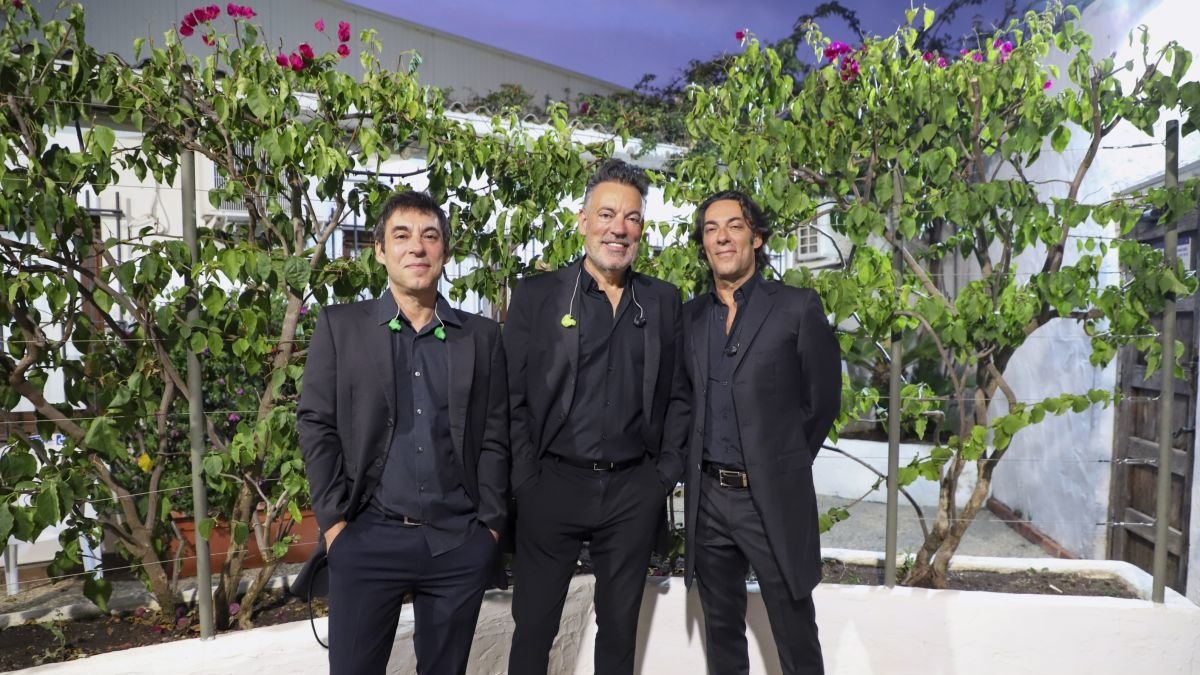 Los hermanos Raúl, Manolo y Óscar Quijano antes de ofrecer un concierto en Ceuta.