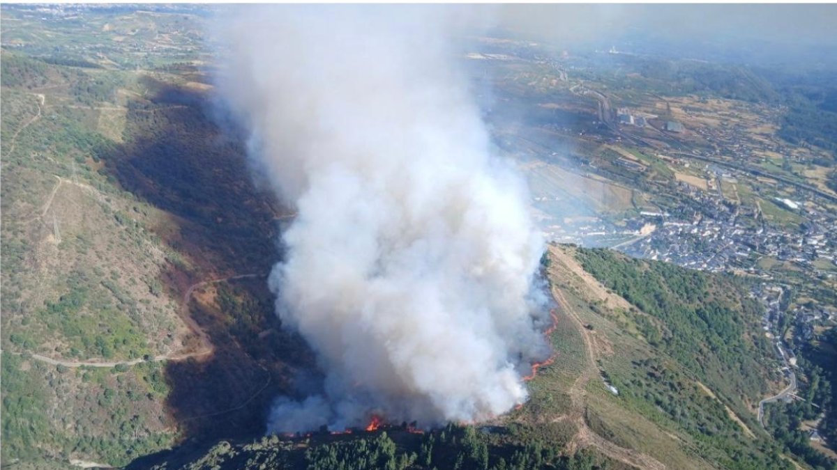 Incendio forestal en Villafranca del Bierzo visto desde el helicóptero.