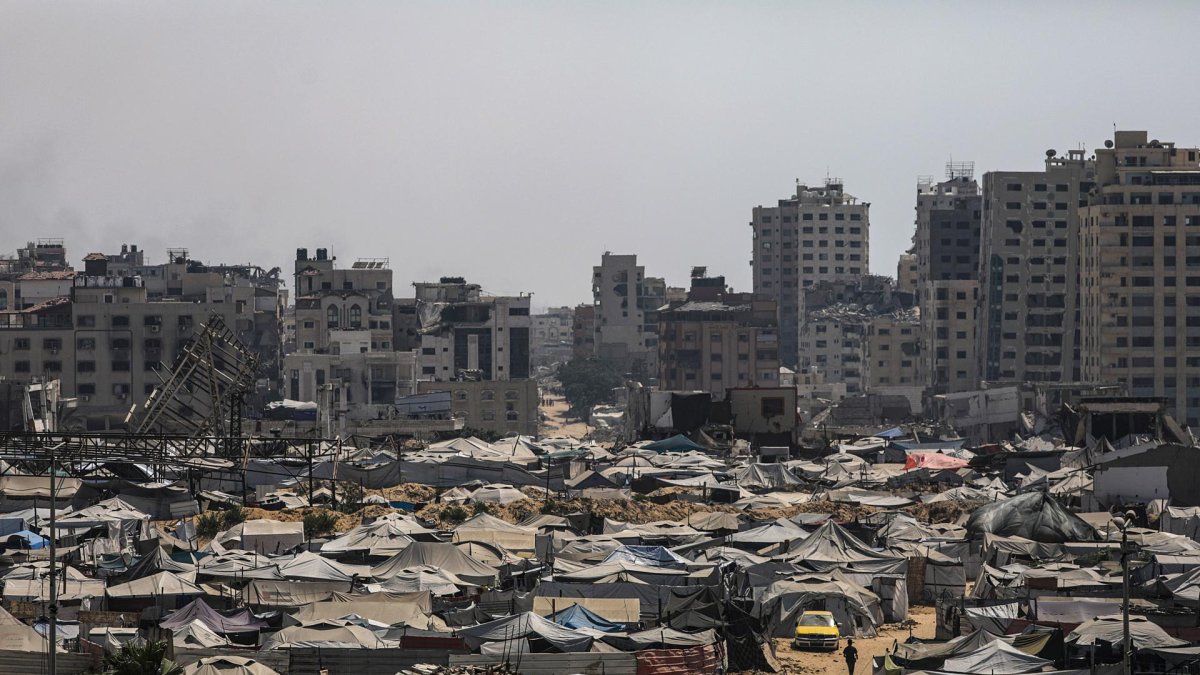 Vista de las tiendas de los palestinos desplazados internamente, que huyeron del este de la ciudad de Gaza y la franja norte de Gaza, en el oeste de la ciudad de Gaza, el 28 de julio de 2025. EFE/EPA/MOHAMMED SABER.