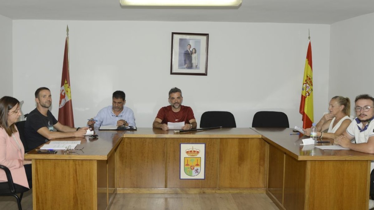 El alcalde, en el centro, dejó ayer su cargo como regidor.