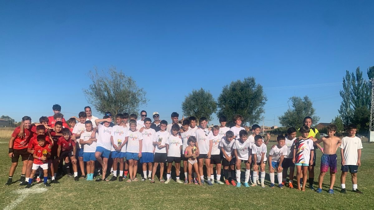 Foto de familia de algunos de los participantes en el torneo de fútbol 7 de Fresno de la Vega.