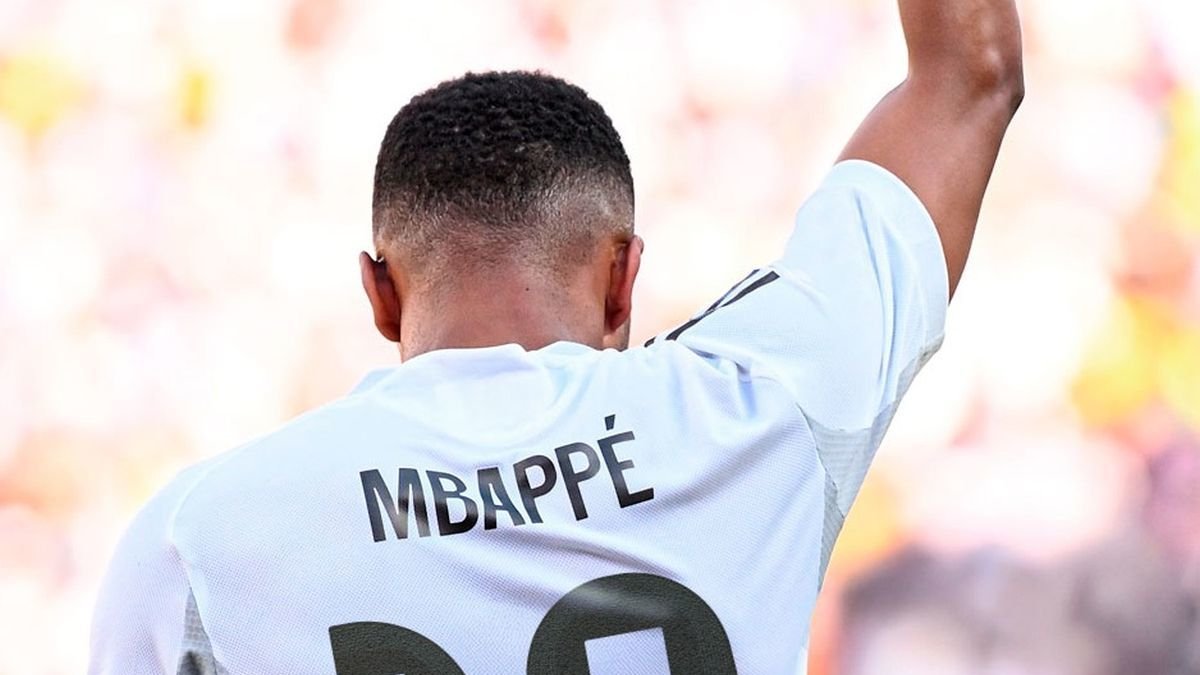 El Real Madrid colgó en sus redes sociales una foto con Mbappé luciendo la camiseta con el 10.