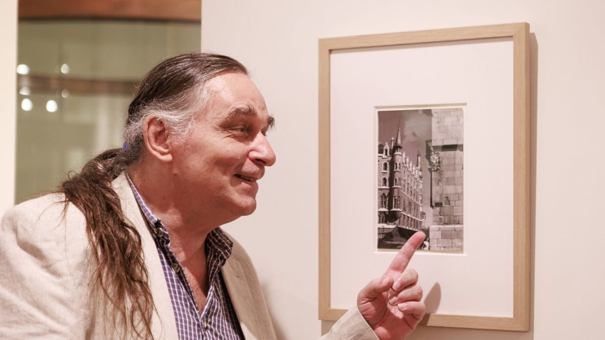 Andreu Catalá señala una foto de Botines que sacó su padre en 1959.