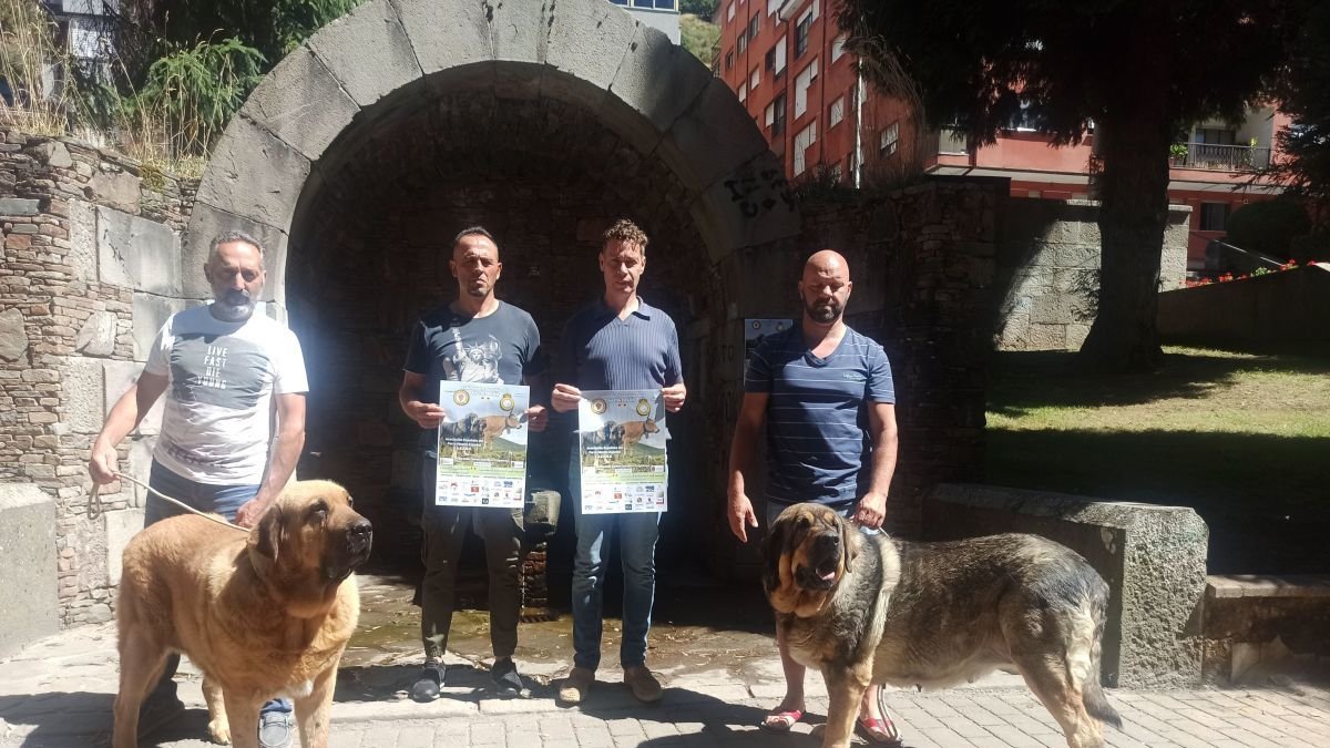 Miembros de Aclame con el alcalde.