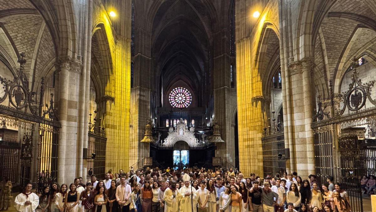 Los jóvenes y sacerdotes que participan en la peregrinación con el obispo Luis Ángel en la Catedral.