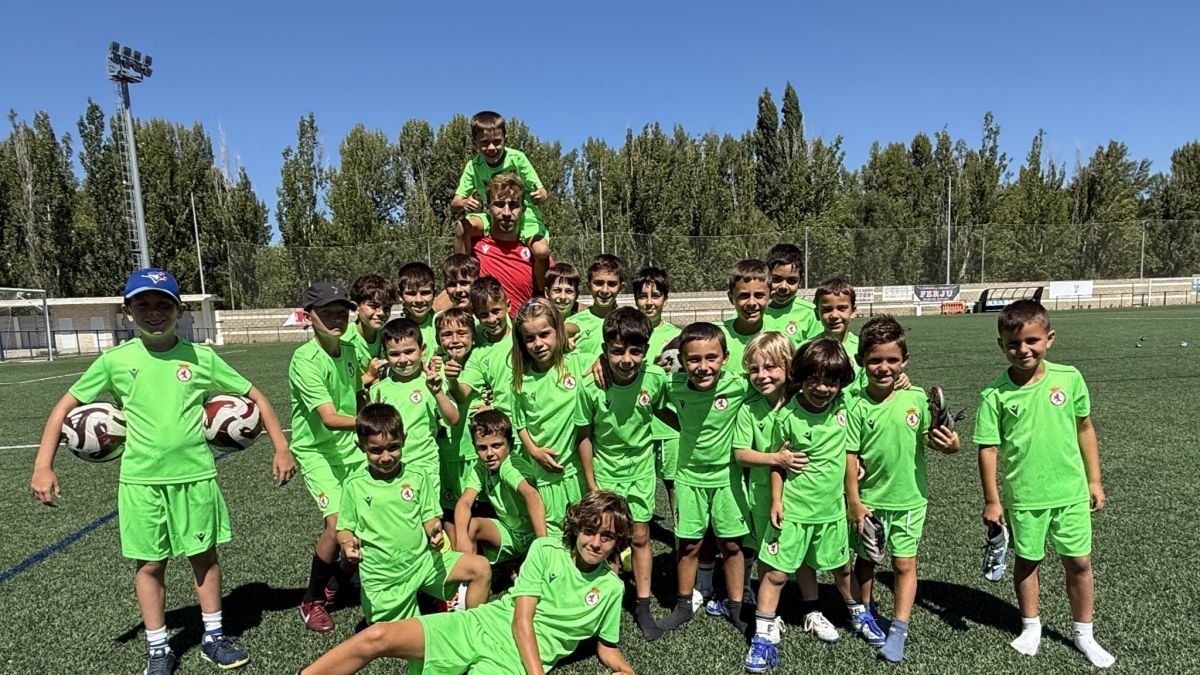 Rodri Suárez junto a los niños que participan en el Peque Campus de la Cultural.