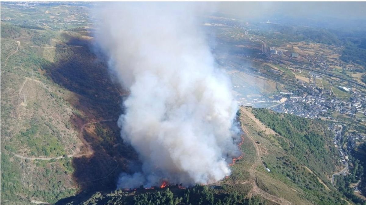 Vista aérea del incendio con Villafranca a la derecha.