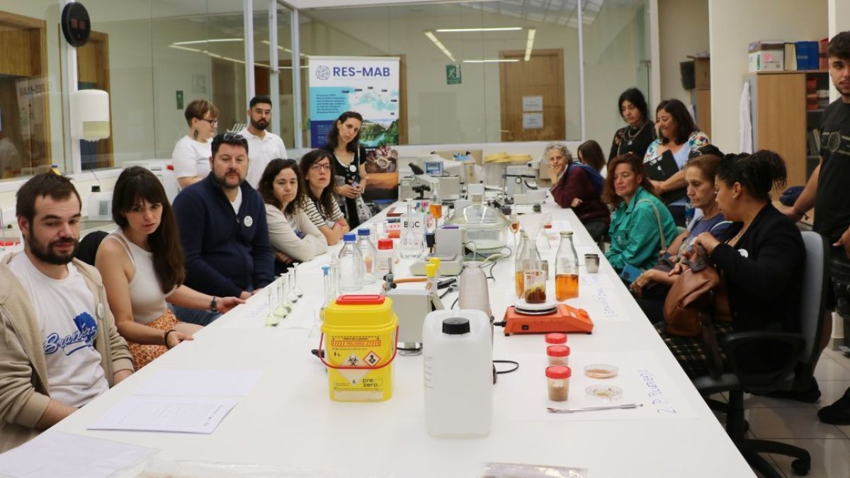 Un grupo de apicultores y de público de Alto Bernesga han visitado las instalaciones del ICTAL.