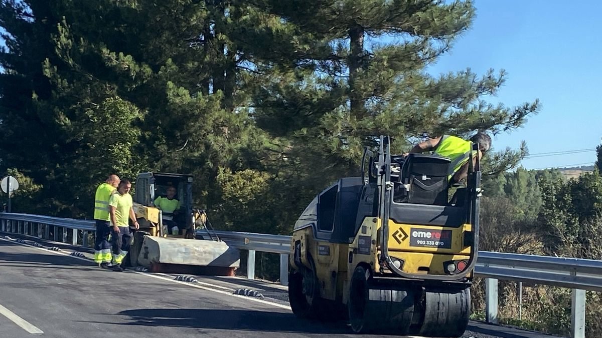 Las máquinas regresaron a la carretera de Caboalles para solucionar desperfectos en el carril-bici.