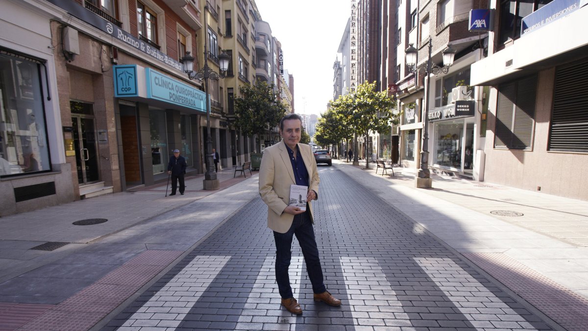 El periodista y escritor berciano Carlos Fidalgo, autor de 'La leyenda de la Ciudad del Dólar y el siglo del carbón', en la avenida de la Puebla.
