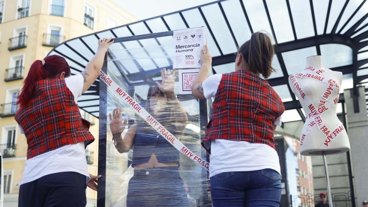 Participantes en el acto de calle que reivindicó una ley integral contra la trata de personas.