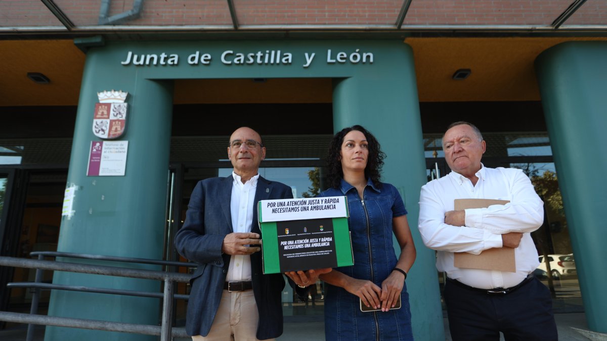 Los alcaldes de Toreno, Vicente Mirón; Páramo del Sil, Alicia García; y Berlanga del Bierzo, César Álvarez, entregaron las firmas esta mañana en la Junta.