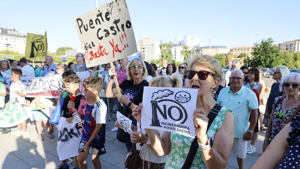 Vecinos de La Lastra y Puente Castro, ayer ante la sede de la Junta.