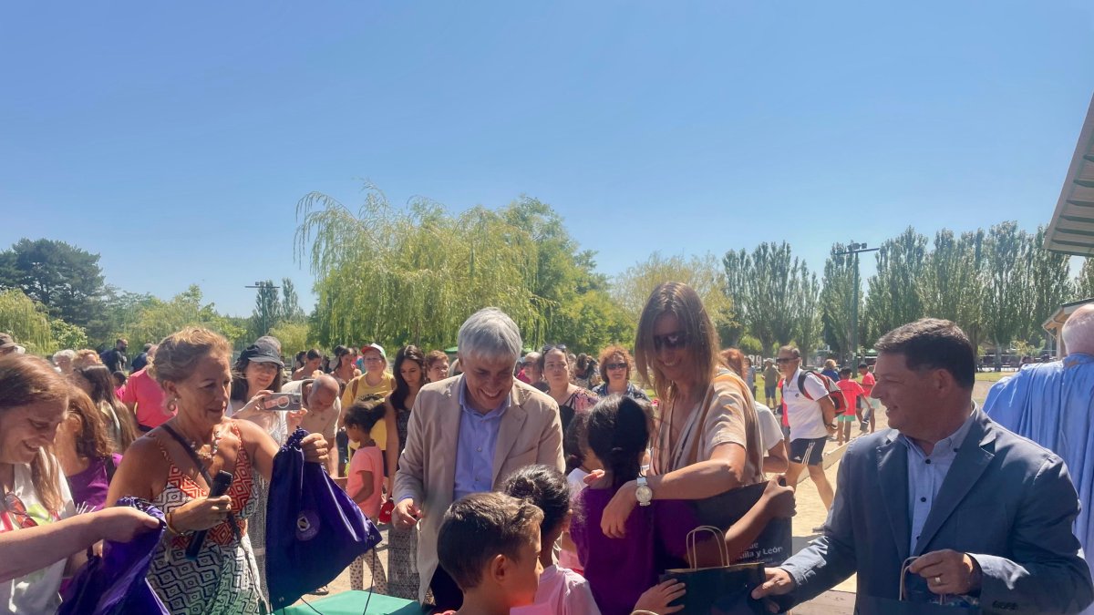 La concejala Donata Álvarez, el  delegado de la Junta, Eduardo Diego, la gerente de Servicios Sociales, Esperanza Vázquez, y el alcalde de Valencia de Don Juan entregan un obsequio.
