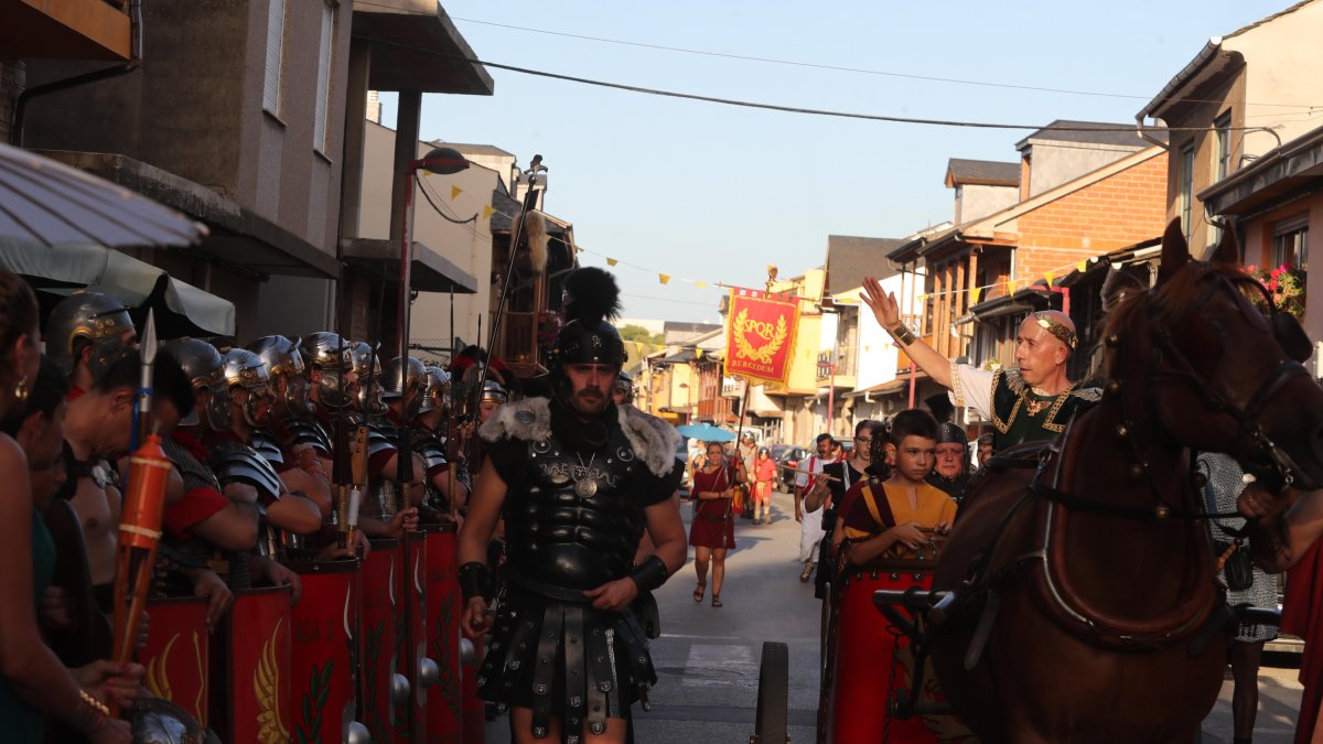 Desfile por las calles de Cacabelos