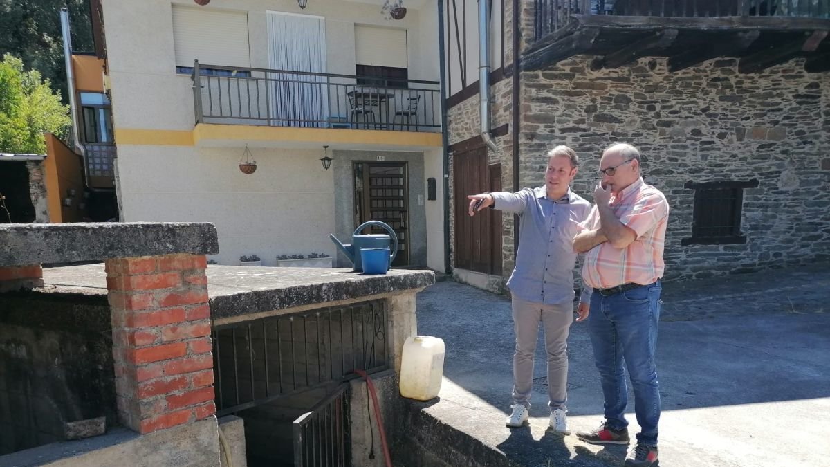 Iván Alonso, señalando, en el lavadero de Toral.