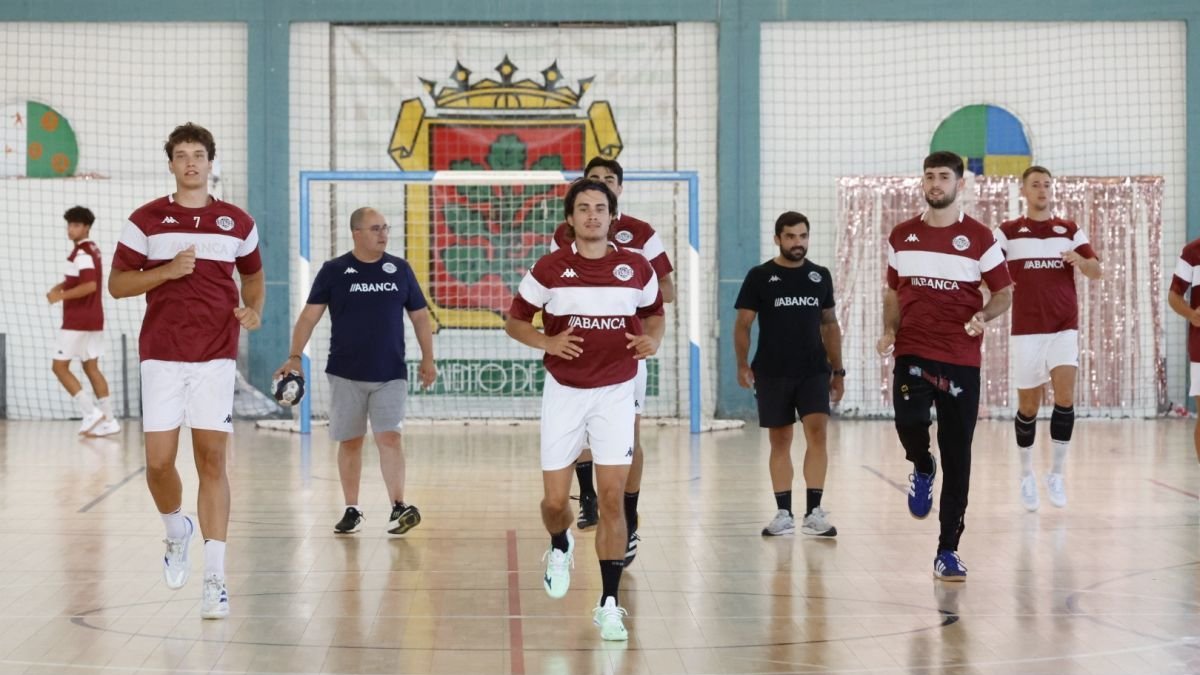 Un momento del entrenamiento del Ademar en el pabellón de deportes Felipe Miñambres.