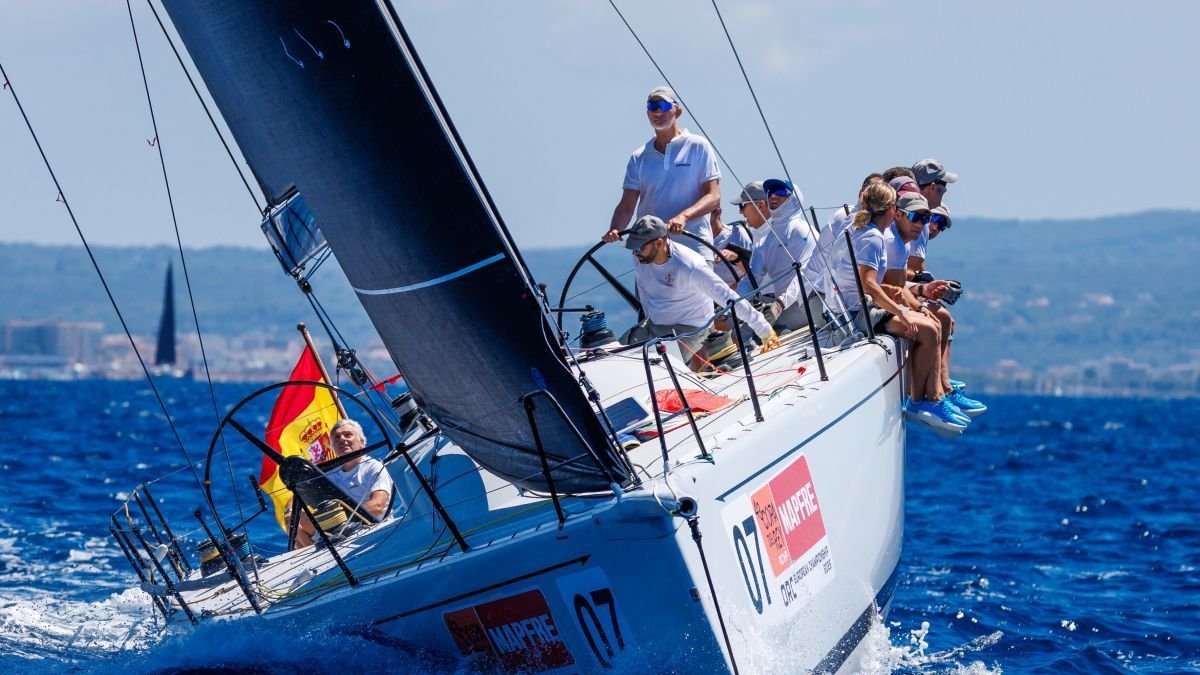 Felipe VI sale cada mañana a navegar en el Aifos para competir en la Copa del Rey Mapfre de Vela.