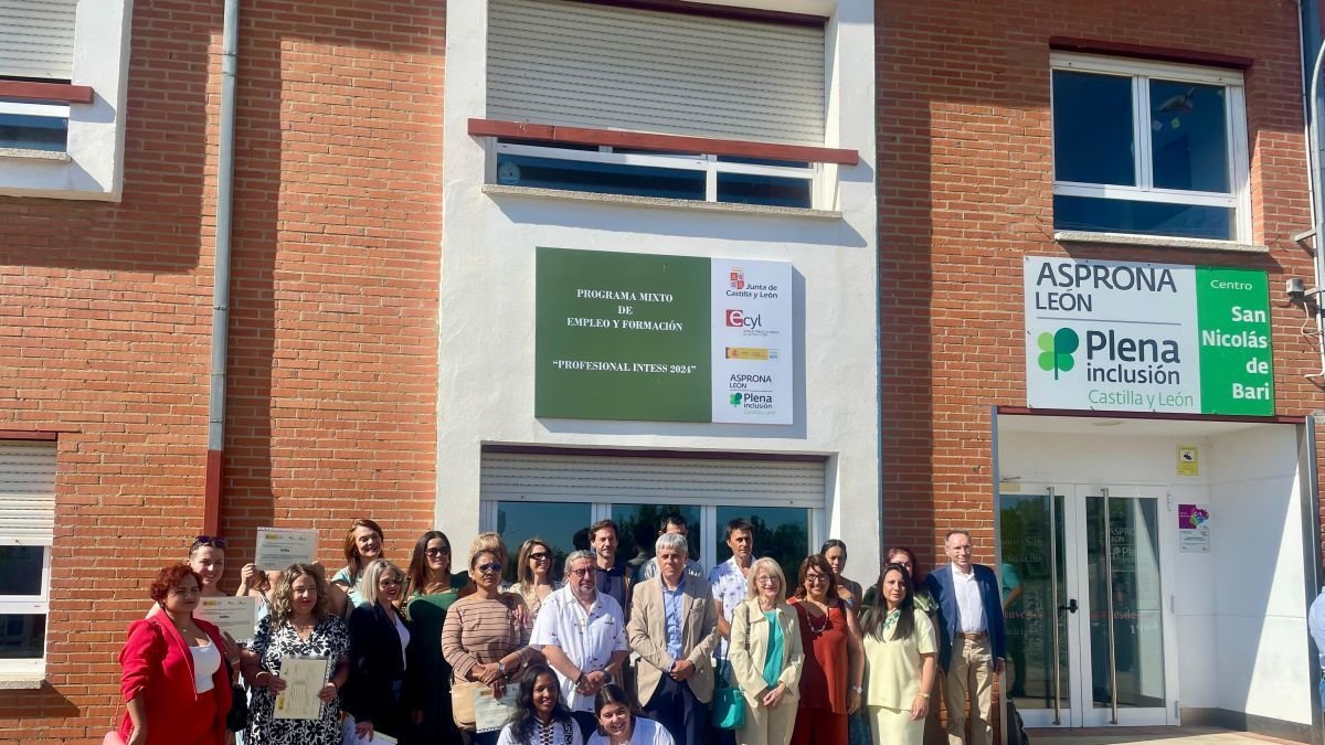 Las personas participantes en el curso con el delegado territorial, Eduardo Diego, y el director-gerente de Asprona, Pedro Barrio.