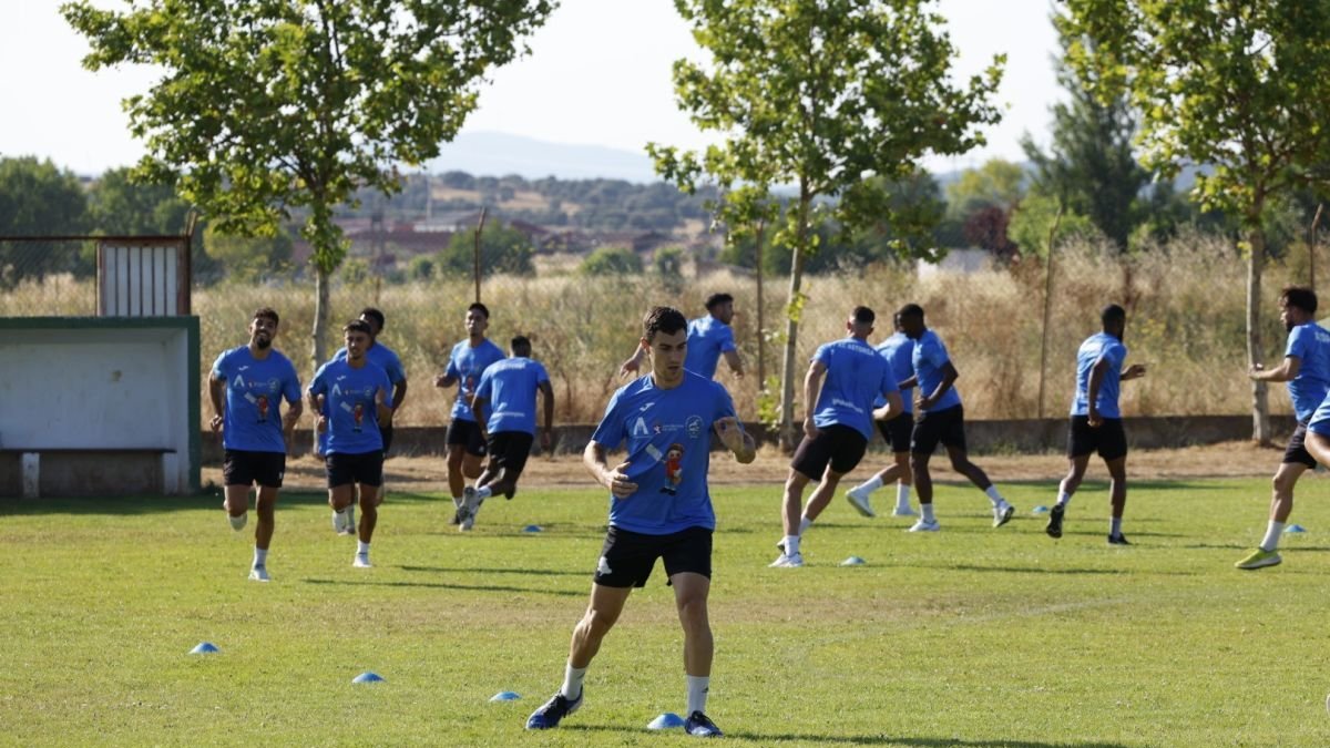 El Atlético Astorga levantó el telón a su pretemporada con 22 jugadores y la ilusión por bandera.