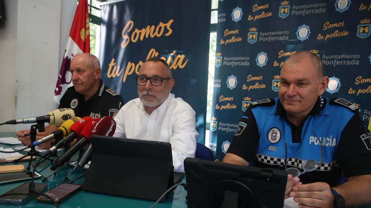 El concejal Carlos Cortina, en el centro, en la presentación de la campaña.