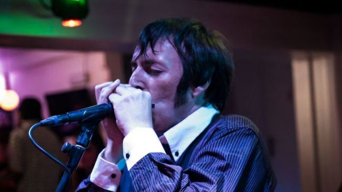 Paco Vila, en acción durante un concierto, es el invitado hoy en la Fundación Club 45.