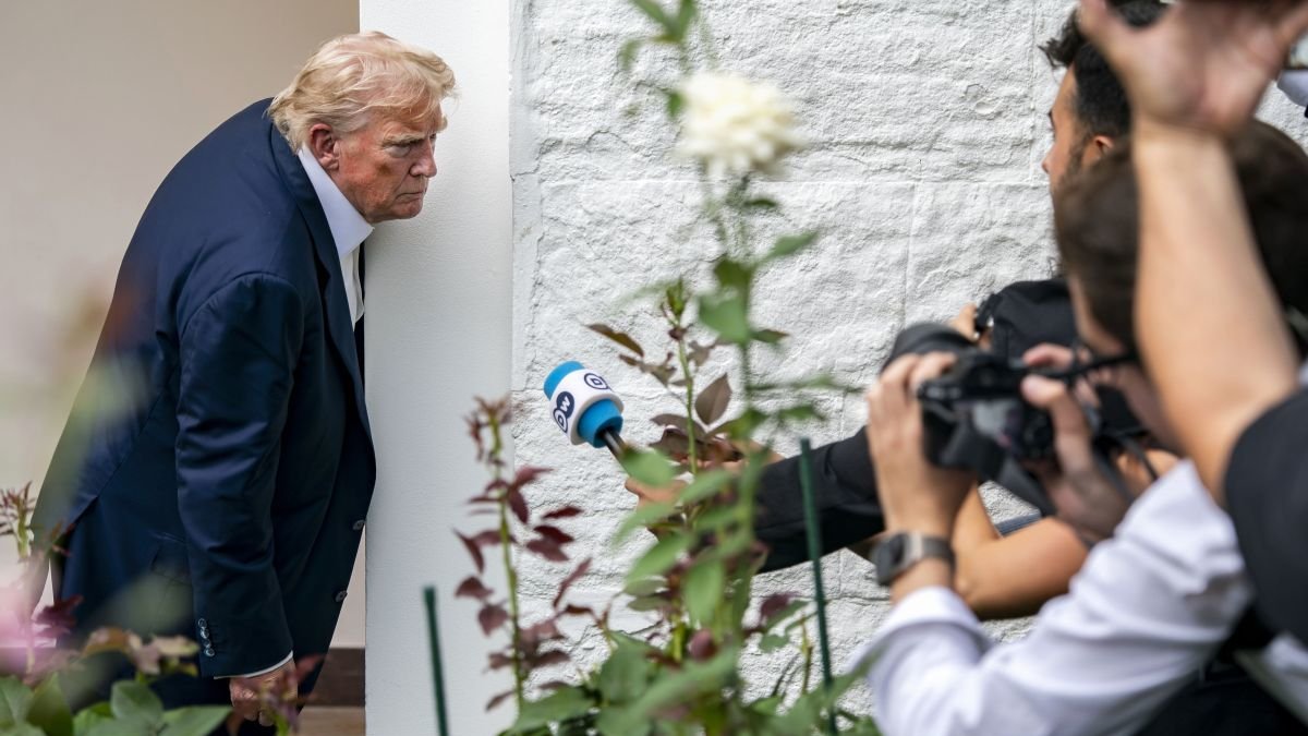 Donald Trump se detiene ante los periodistas en el jardín de la Rosa de la Casa Blanca.