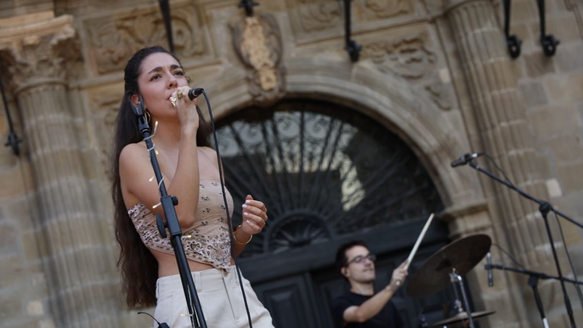 Actuación en Astorga de la artista salmantina Nereida. RAMIRO