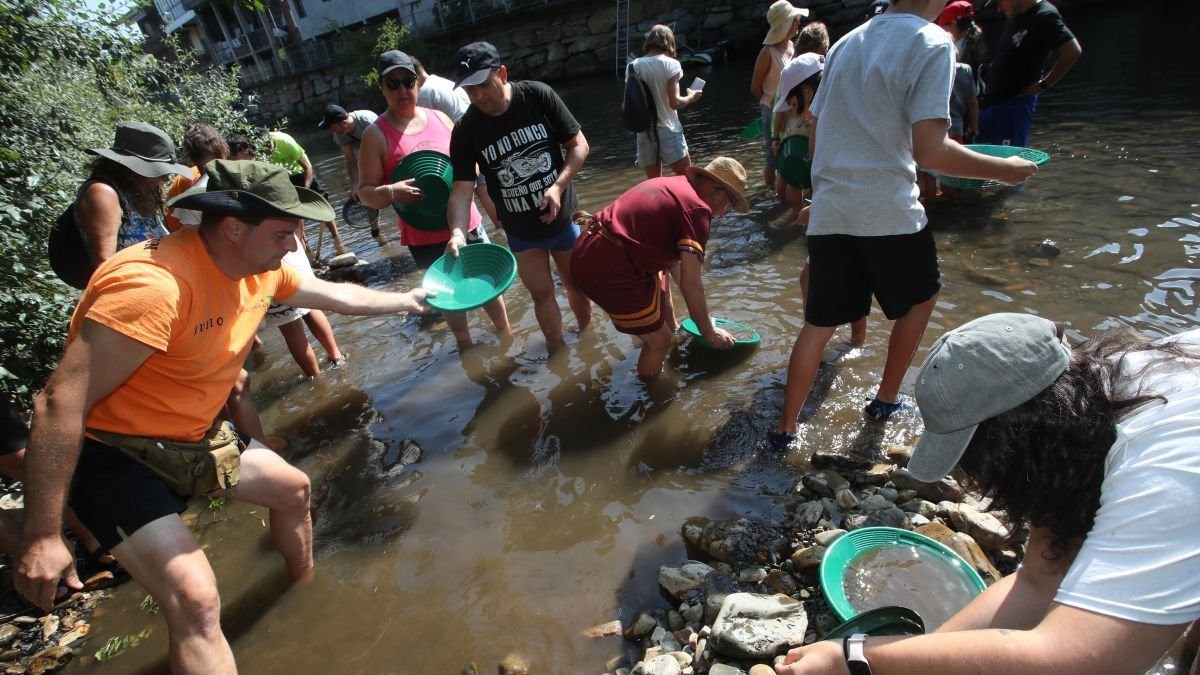 El bateo de oro congregó a numeroso público.