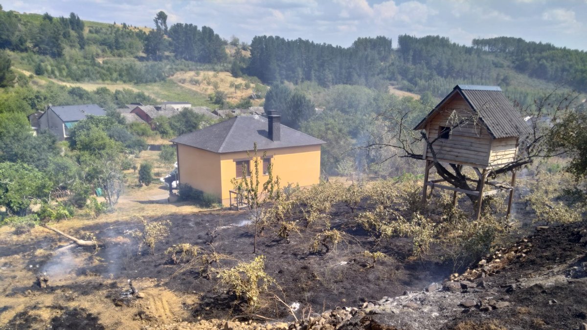 Se consiguió evitar que el fuego dañara varias casetas y cobertizos