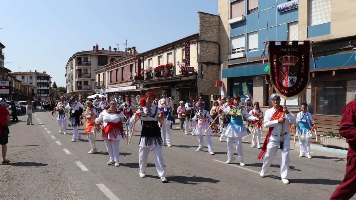 El grupo de Paloteo de Villamandos desfila por Boñar.