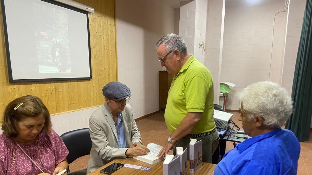 Carlos Fidalgo firmó ejemplares de su libro tras la proyección de imágenes