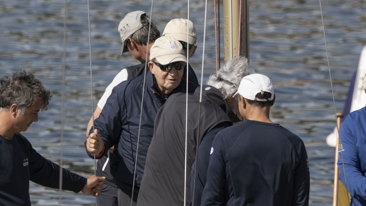 El rey emérito Juan Carlos I a bordo de una embarcación.