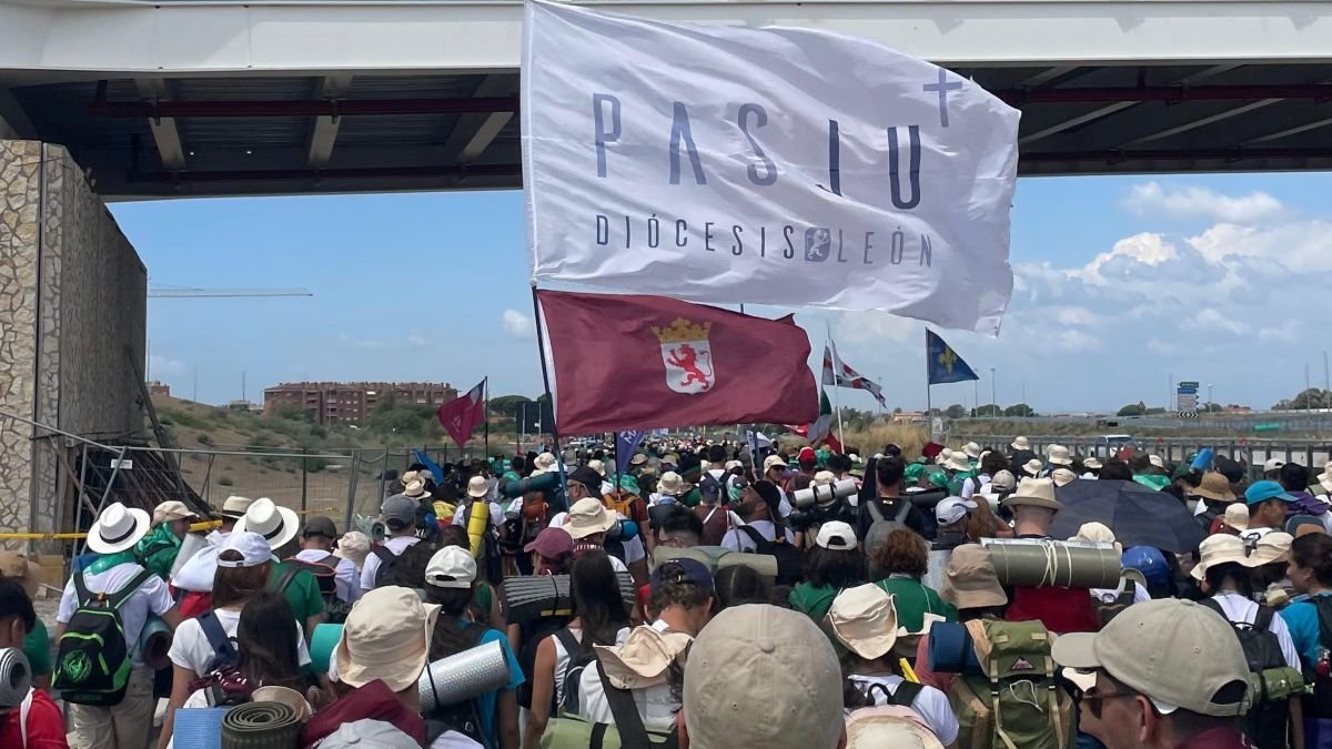 La bandera leonesa ondeó entre la multitud en Tor Vergata.